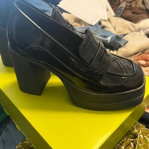 Sz 7 Mía Platform Penny Loafers